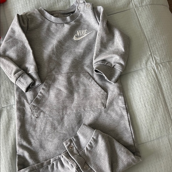 Nike Kids' Multicolor T-Shirt/Shorts/One piece fleece Collection- 7 pieces total - Picture 4 of 9